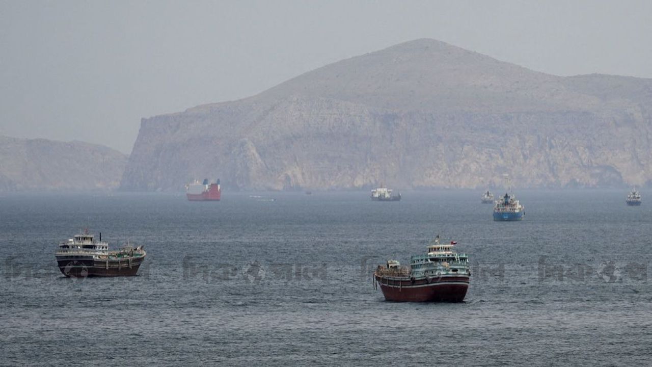 হরমুজ প্রণালীতে টানটান উত্তেজনা—জাহাজ জব্দ আর পাল্টা অবরোধে বাড়ছে বৈশ্বিক শঙ্কা