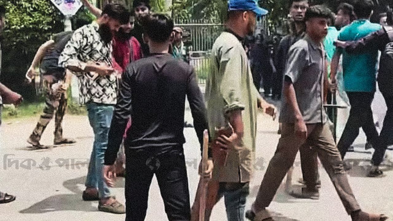 ঈশ্বরদী সরকারি কলেজে ছাত্রদল ও শিবিরের মধ্যে সংঘর্ষ, ককটেল বিস্ফোরণ