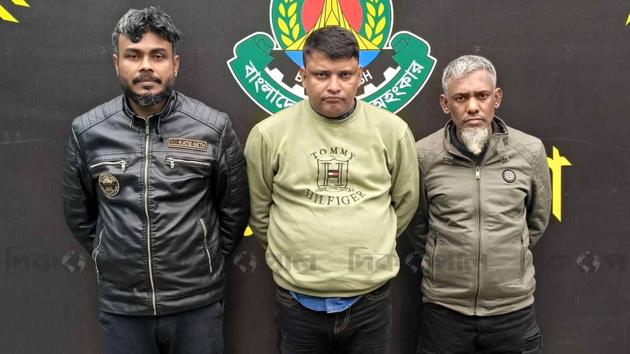 আগারগাঁওয়ে র‍্যাবের রুদ্ধশ্বাস অভিযান: বিদেশি পিস্তলসহ ৩ অস্ত্রধারী গ্রেপ্তার