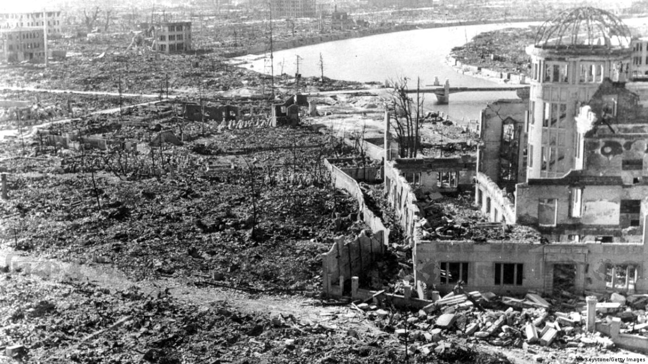 আণবিক বোমার বিষাক্ত তেজস্ক্রিয়তা ছাপিয়ে আজও বেঁচে আছে তারা