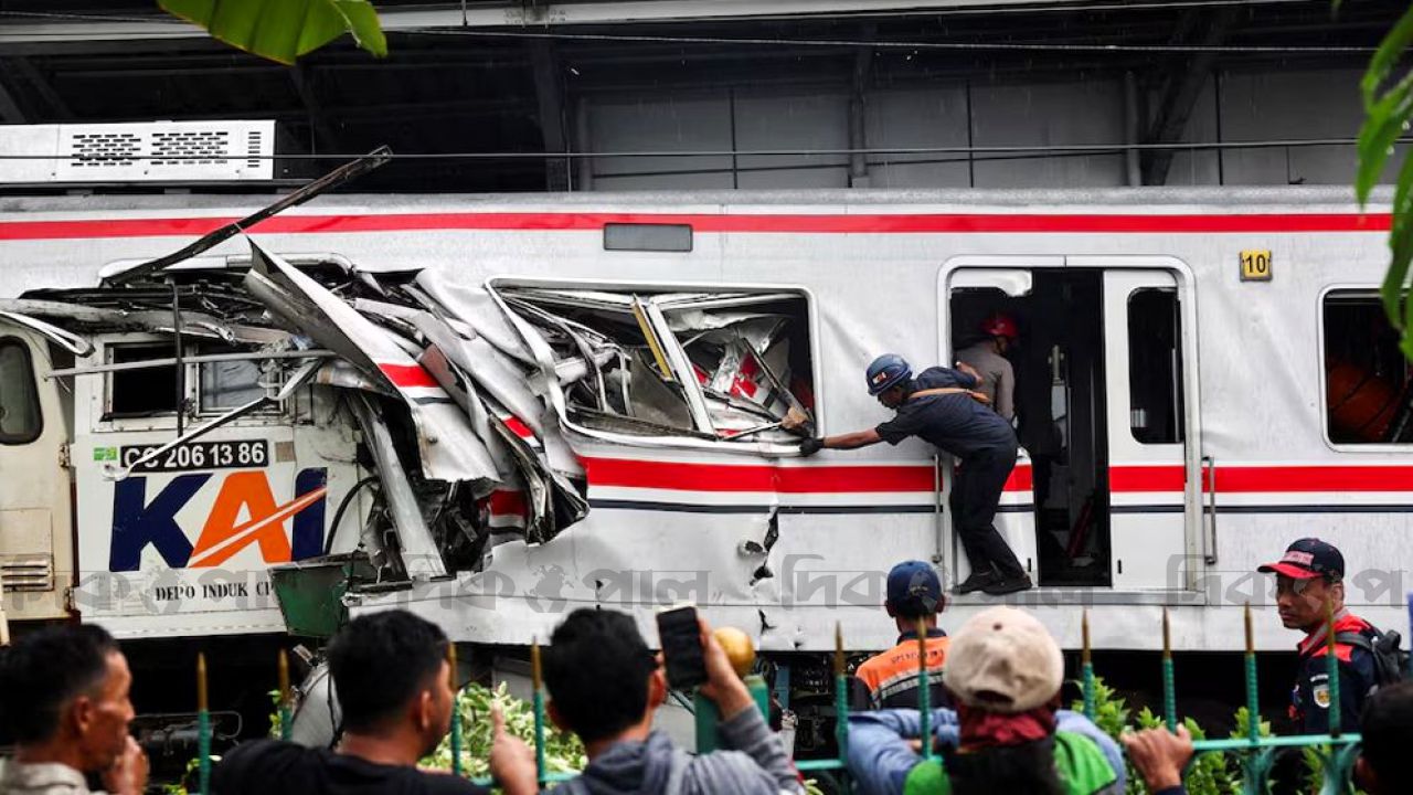 ইন্দোনেশিয়ায় ভয়াবহ ট্রেন সংঘর্ষে নিহত বেড়ে ১৪