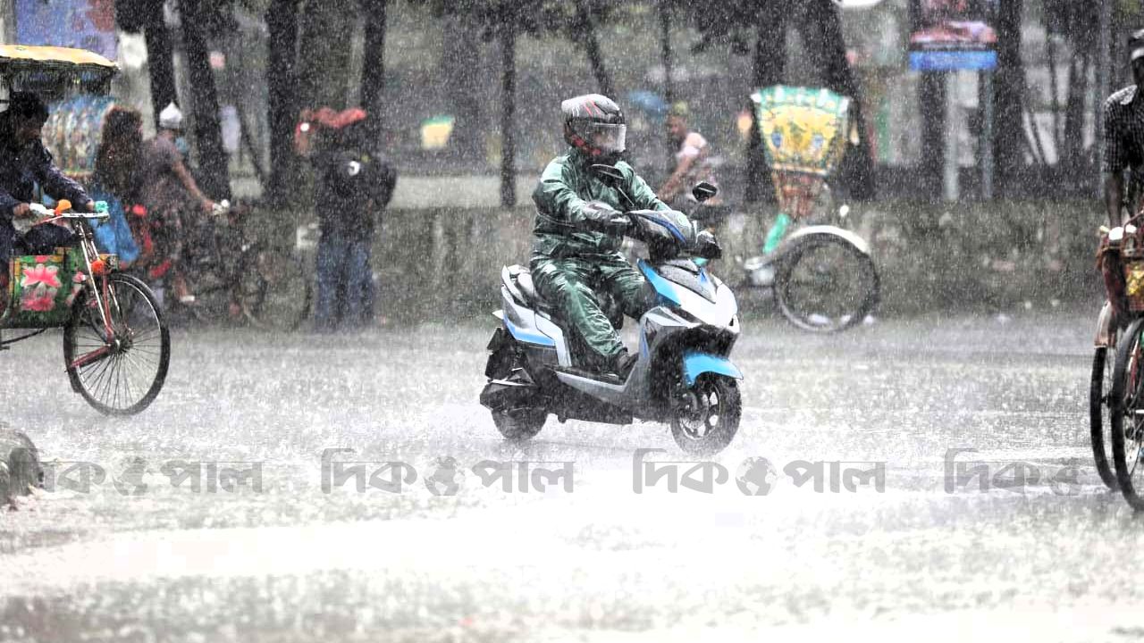 আগামী ৪ মে পর্যন্ত বৃষ্টির দাপট: ভারি থেকে অতি ভারি বর্ষণের শঙ্কা ৫ বিভাগে!