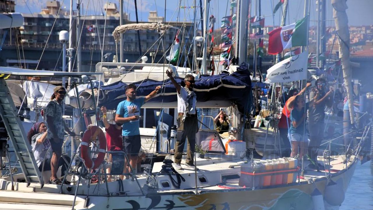 আন্তর্জাতিক জলসীমায় বিধিবিধানের লঙ্ঘন, সুমুদ ফ্লোটিলাকে মাঝপথে আটকাল ইসরাইলি নৌবাহিনী