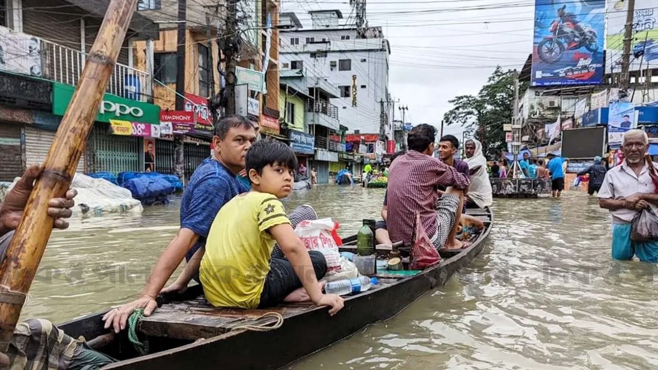 তীব্র হচ্ছে বন্যার প্রকোপ, ৭টি পয়েন্টে বিপৎসীমা পার, বিপাকে লাখো মানুষ!