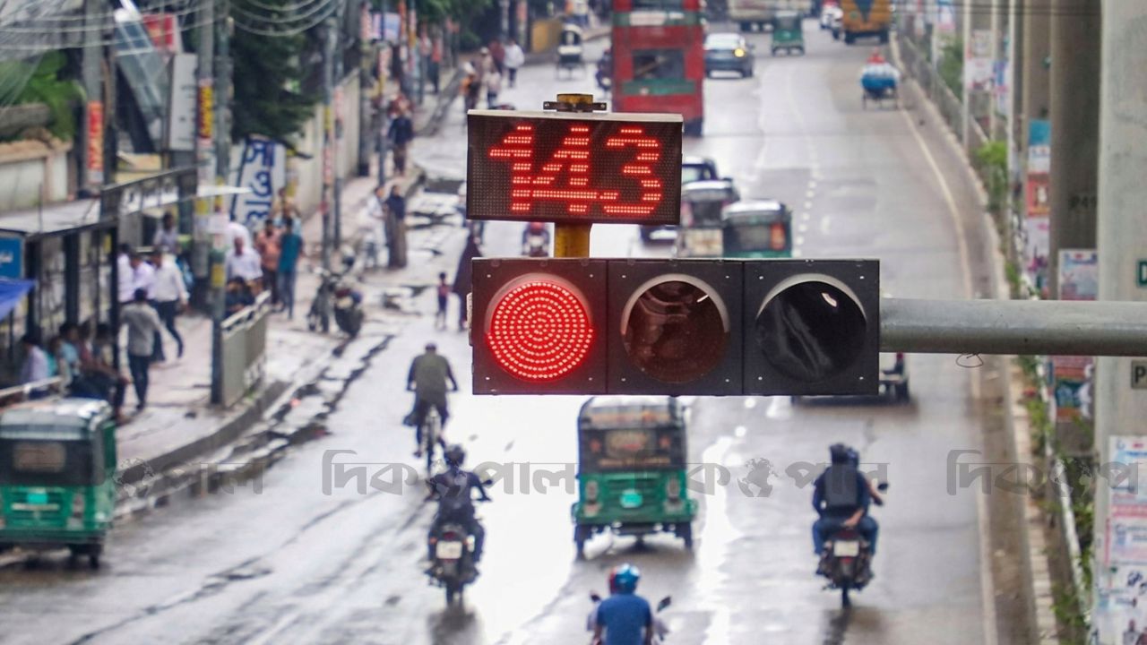 কৃত্রিম বুদ্ধিমত্তার নজরদারিতে ঢাকা!