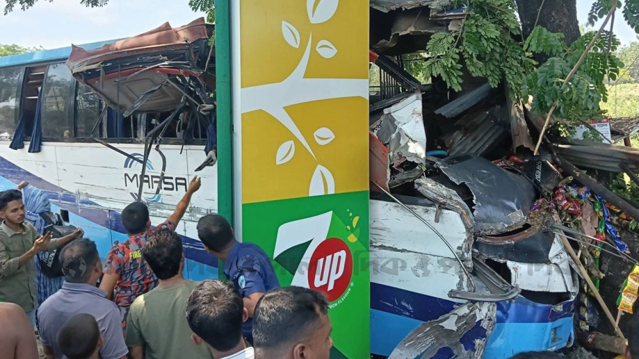 ভয়াবহ সড়ক দুর্ঘটনায় প্রাণ গেল দুইজনের