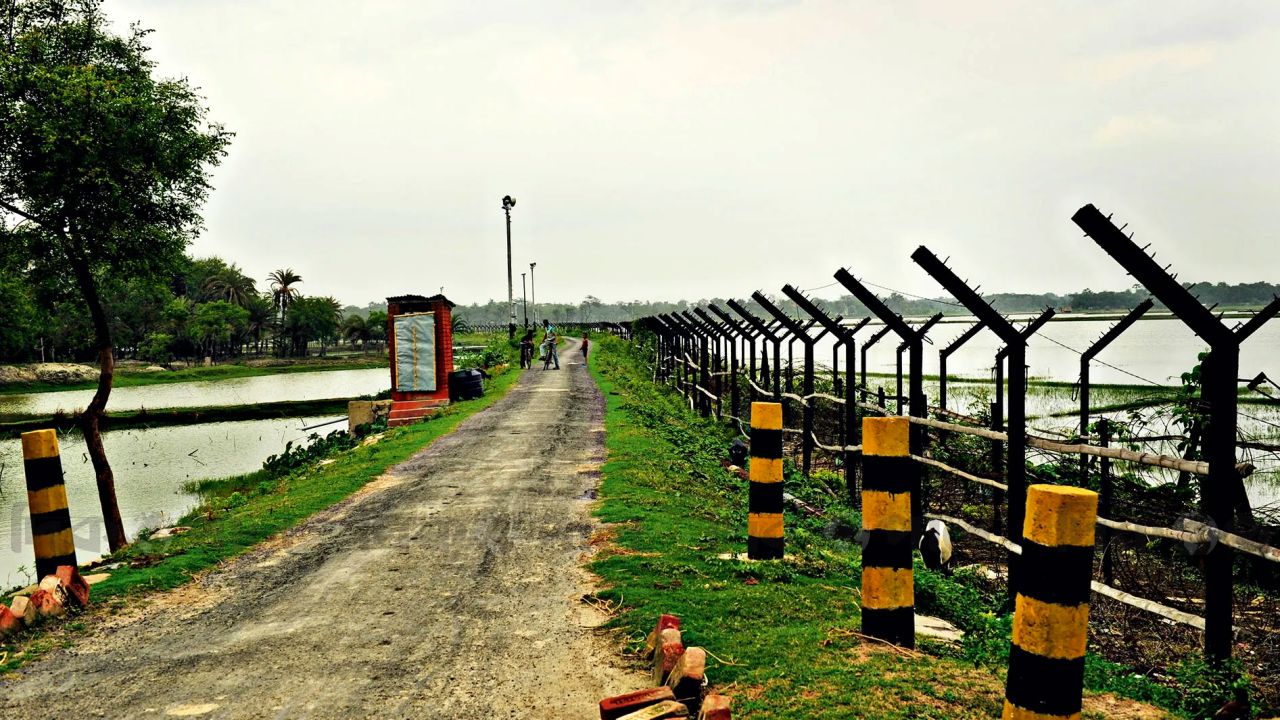 বিএসএফের গুলির পর নিস্তব্ধ তিন গ্রাম, ছড়িয়ে পড়েছে আতঙ্ক