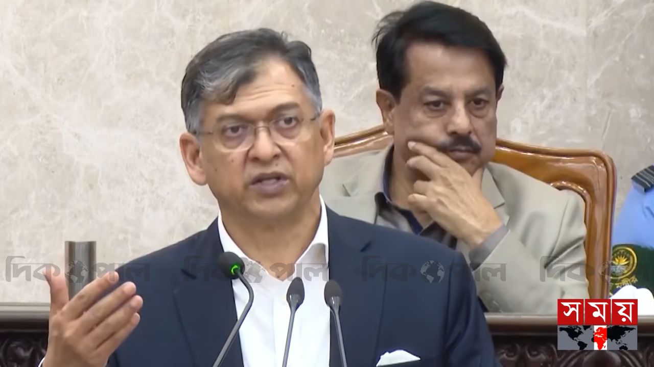 পুলিশে বিশৃঙ্খলা বরদাস্ত নয়: চেইন অব কমান্ড ভাঙলেই কঠোর ব্যবস্থার হুঁশিয়ারি স্বরাষ্ট্রমন্ত্রীর!