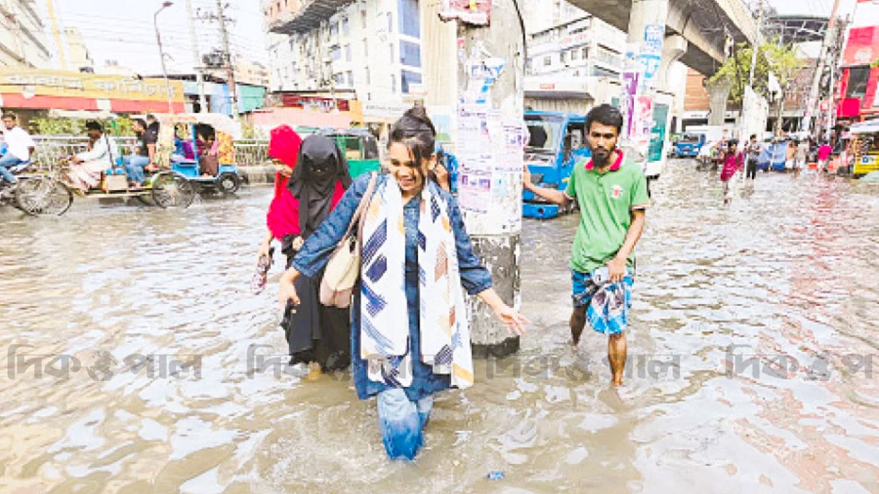 মেট্রোর নিচে জলাবদ্ধতা, ড্রেন থাকলেও নামছে না পানি!