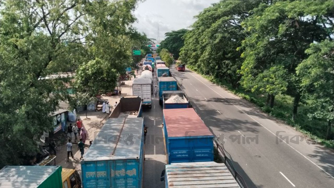 ঢাকা-চট্টগ্রাম মহাসড়কে ১৩ কিমি ভয়াবহ যানজট