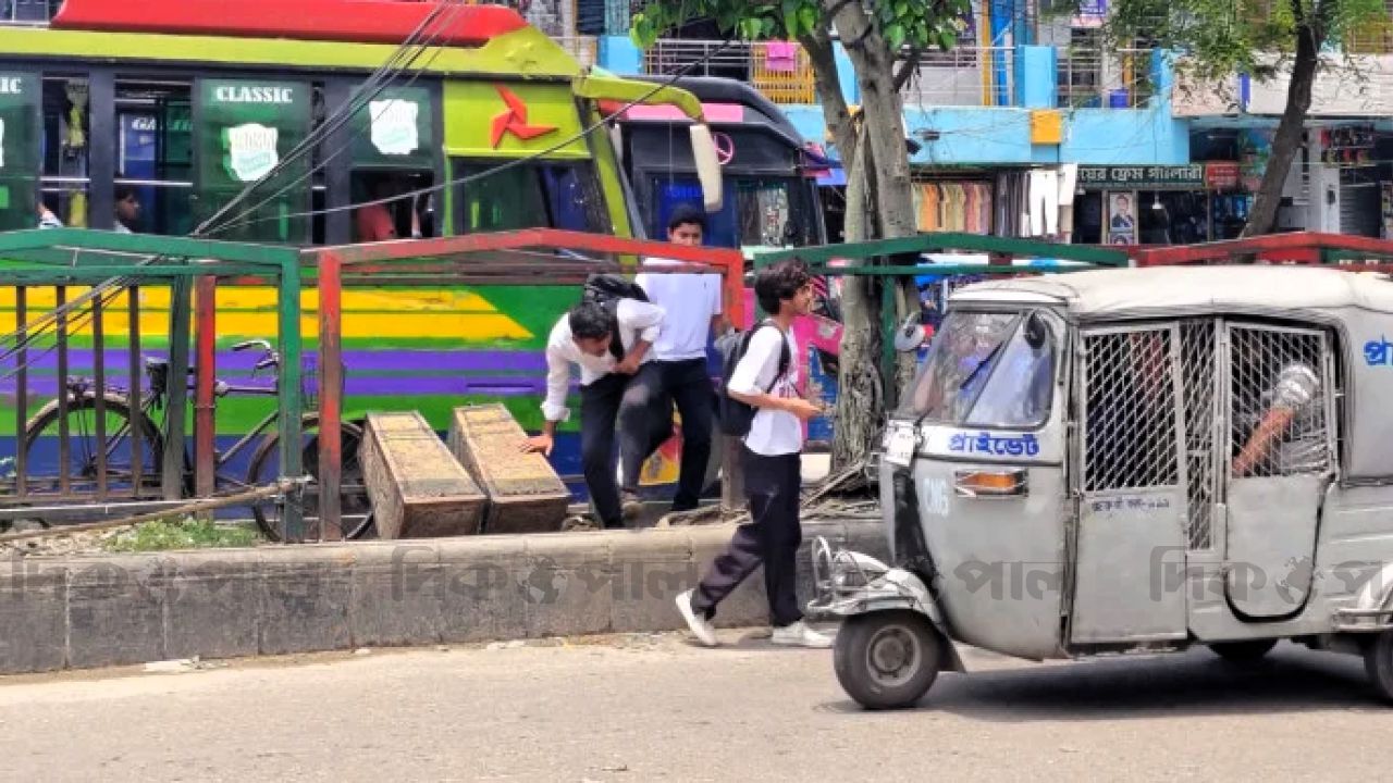 ফুটওভারব্রিজ ফাঁকা, ভাঙা ডিভাইডারেই পথচারী—বাড়ছে মৃত্যুঝুঁকি