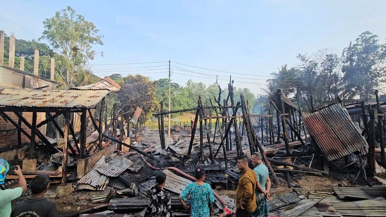 বান্দরবানে ভয়াবহ অগ্নিকাণ্ড: পুড়ে ছাই অর্ধশত দোকান ও বসতঘর
