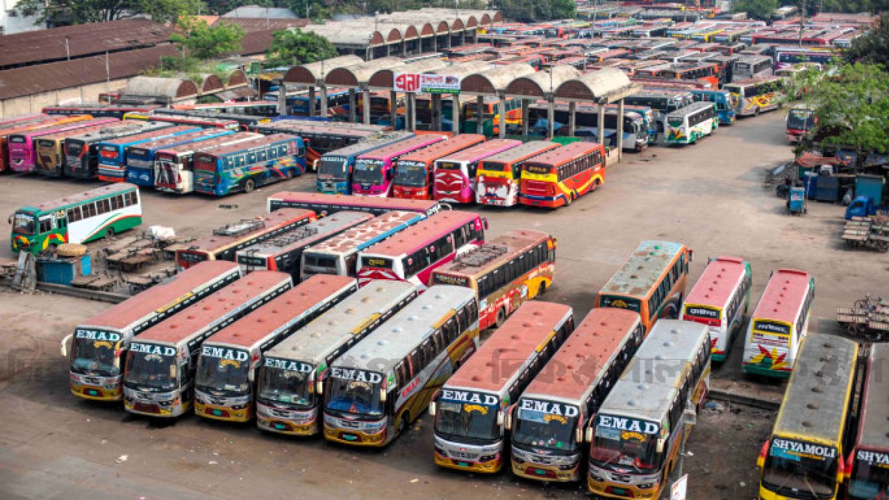 রাজশাহীতে আন্তঃজেলা ও দূরপাল্লার বাস চলাচল বন্ধ, চরম ভোগান্তিতে যাত্রীরা